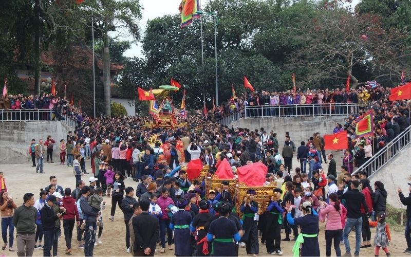 Không gian linh thiêng tại đền Mẫu Đông Cuông thu hút đông đảo khách hành hương